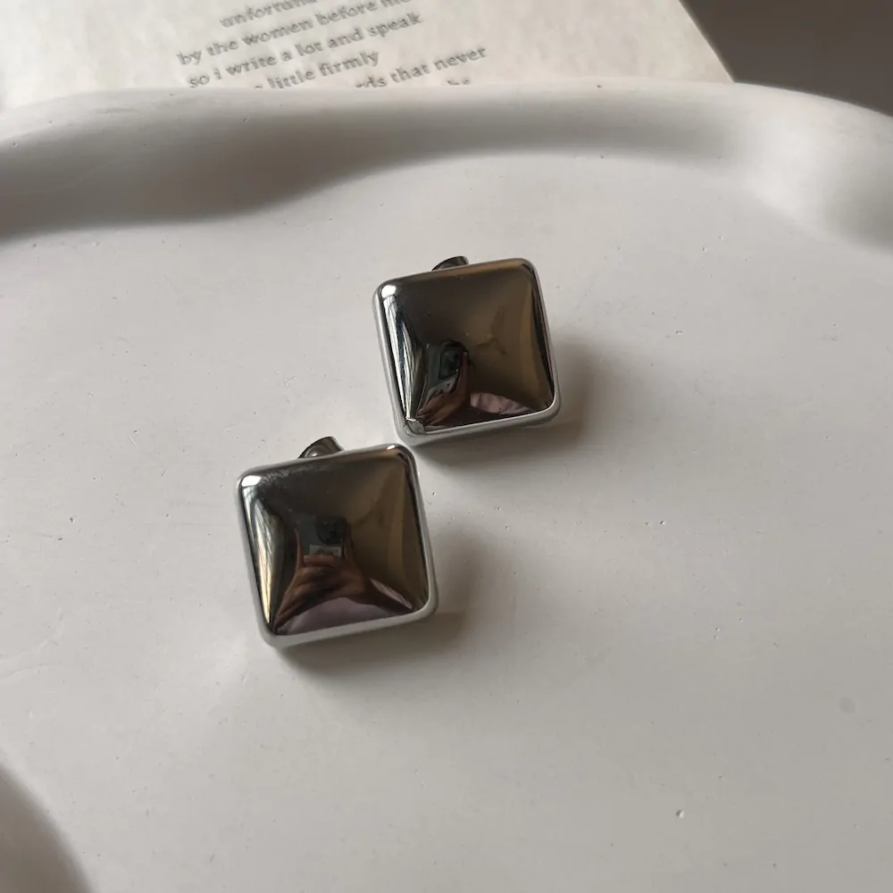 Maureen Studs - Image 1