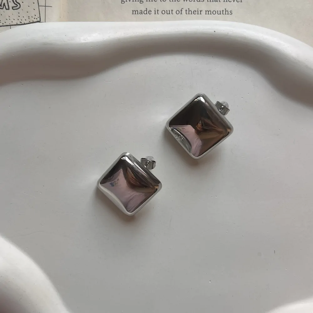 Maureen Studs - Image 2